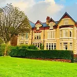 Double-Rooms Free Street Parking Near Lfc