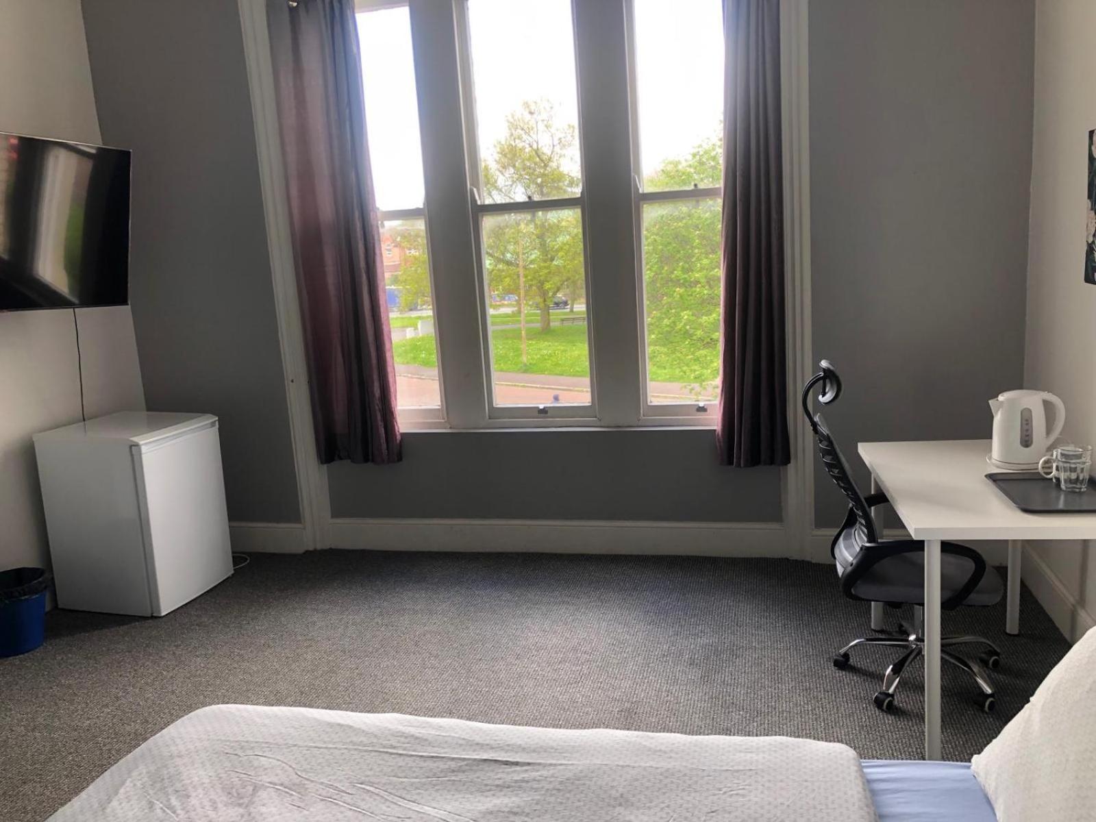 Double-rooms Free Street Parking Near Lfc Bed & Breakfast *